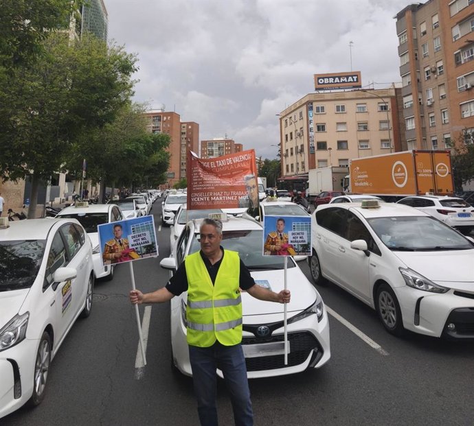 Protesta dels taxistes contra el "intrusisme" de les VTC i per a demanar un decret que regule la mobilitat