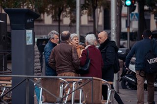 Archivo - Varias personas anciana