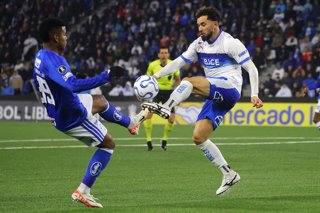 Futbol, Universidad Catolica vs Cruzeiro Fase de grupos, Copa Libertadores 2026. El jugador de Universidad Catolica Eugenio Mena, derecha, disputa el balon contra Keny Arroyo de Cruzeiro durante el partido de copa libertadores por el grupo D disputado en