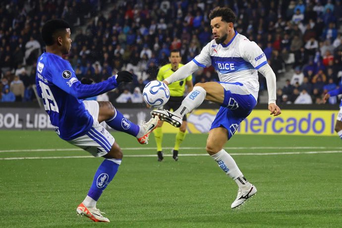 Futbol, Universidad Catolica vs Cruzeiro Fase de grupos, Copa Libertadores 2026. El jugador de Universidad Catolica Eugenio Mena, derecha, disputa el balon contra Keny Arroyo de Cruzeiro durante el partido de copa libertadores por el grupo D disputado en