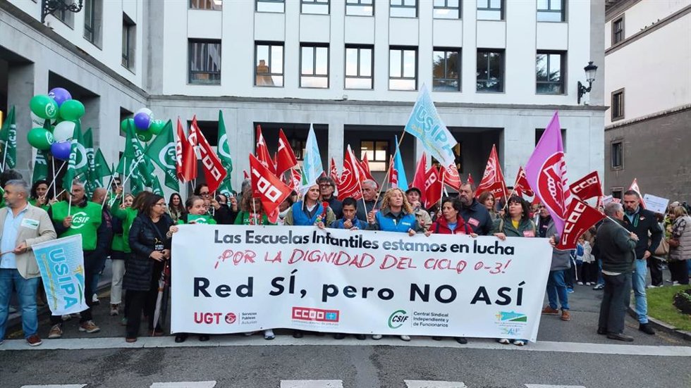 Archivo - Imagen de archivo de una concentración de trabajadoras de las escuelas infantiles de Asturias ante la Consejería de Educación.