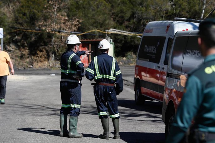 Archivo - Efectivos de emergencias durante las labores de búsqueda de las víctimas del accidente en la mina de Cerredo, a 31 de marzo de 2025, en Degaña, Asturias (España). 
