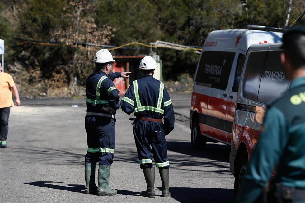 Archivo - Efectivos de emergencias durante las labores de búsqueda de las víctimas del accidente en la mina de Cerredo, a 31 de marzo de 2025, en Degaña, Asturias (España). 