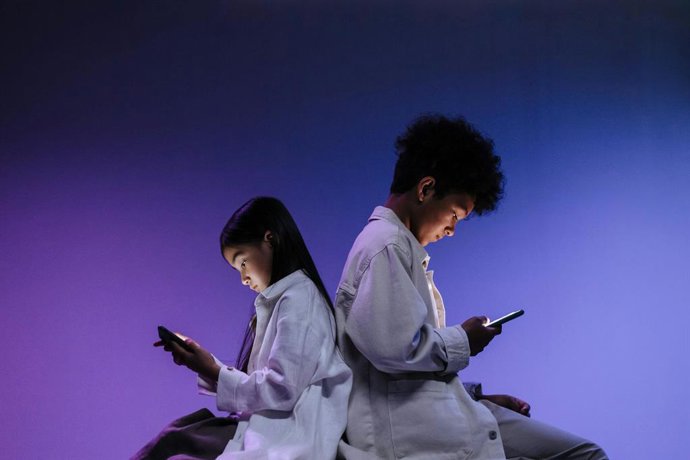Archivo - Arquivo - Crianças usando um smartphone.