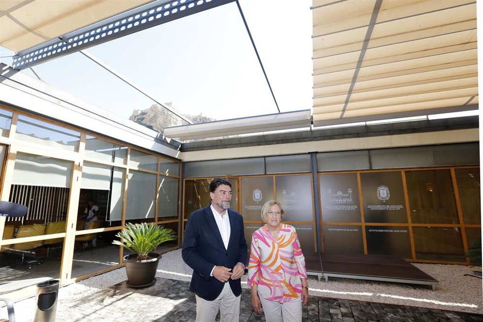 Archivo - El alcalde de Alicante, el 'popular' Luis Barcala (i), y la portavoz del PSPV en el consistorio, Ana Barceló (d), en una imagen de archivo