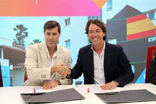 El director general de Deportes de la Región de Murcia, Fran Sánchez (dcha), y el presidente de la RFEA, Raúl Chapado.