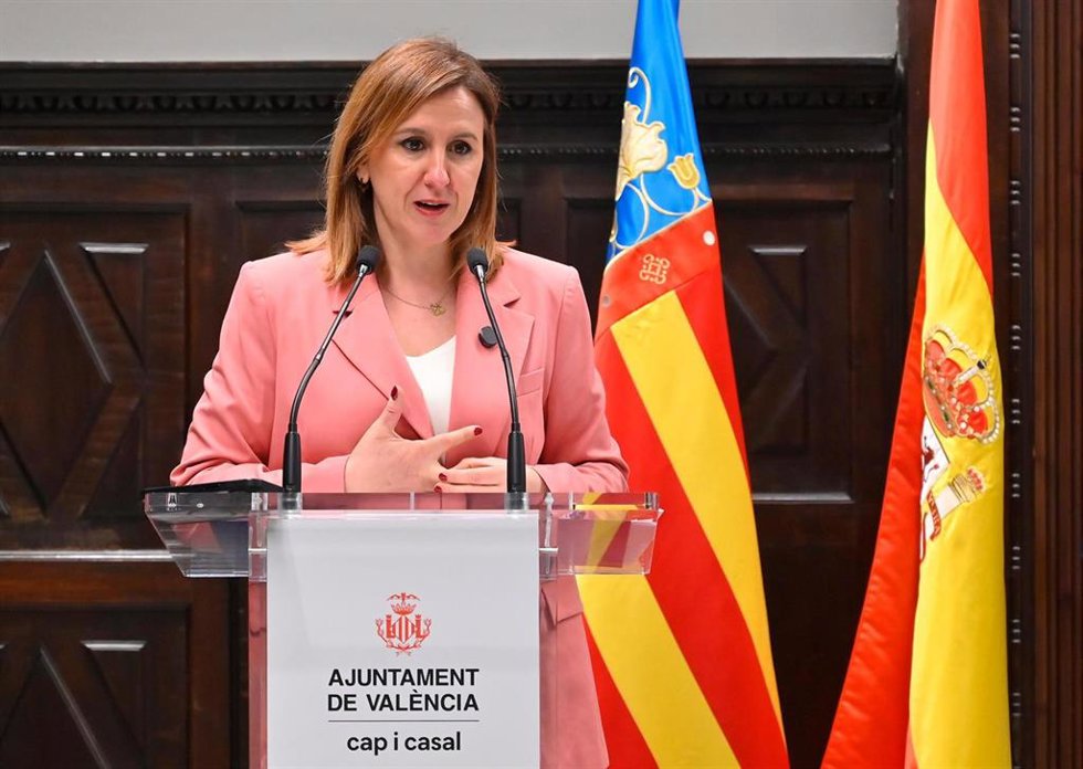 Archivo - La alcaldesa de València, María José Catalá, durante una comparecencia ante los medios de comunicación.