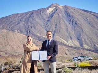 La presidenta del Cabildo de Tenerife, Rosa Dávila, y el consejero de Transición Ecológica, Mariano Hernández, en el acto de firma oficial de transferencia de competencias en la gestión del Parque Nacional del Teide