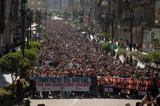 Decenas de personas durante una manifestación con motivo de la huelga del sector del Metal.
