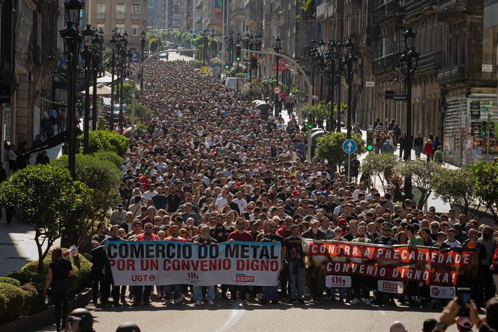 Decenas de personas durante una manifestación con motivo de la huelga del sector del Metal.