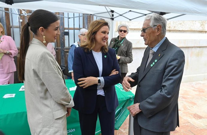 L'alcaldessa de València, María José Catalá, durant la visita realitzada a la taula contra el càncer instal·lada davant de l'ajuntament de la ciutat.