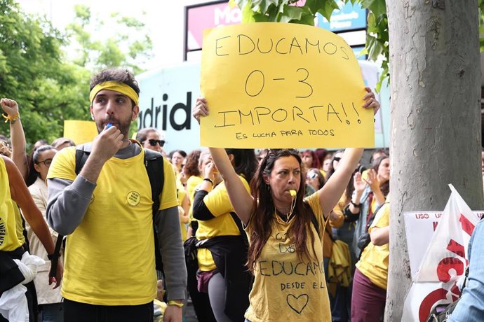 Manifestante porta pancarta con lema 'Educamos 0-3 importa' durante una sesión plenaria en la Asamblea de Madrid, a 7 de mayo de 2026, en Madrid (España). La Asamblea de Madrid celebra este jueves un pleno sin la presidenta de la Comunidad de Madrid, Isab