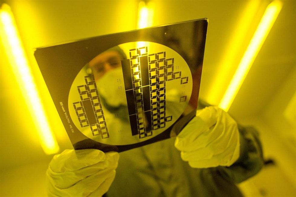 Archivo - FILED - 15 May 2023, Saxony-Anhalt, Magdeburg: A man carries a so-called "mask" used in semiconductor production through a clean room. Dresden-based company FMC plans to build a chip factory near Magdeburg, though the US firm had previously put 