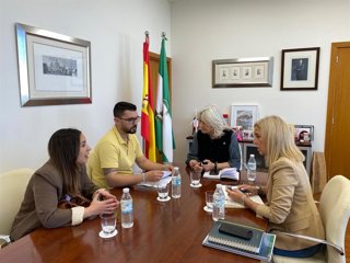 La delegada de la Junta de Andalucía en Cádiz, Mercedes Colombo, y la delegada territorial de Sanidad en Cádiz, Eva Pajares, en una reunión con representantes la asociación 'Gabriella, mi pequeña guerrera, una entre un millón'