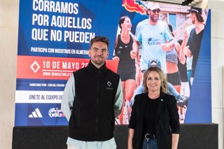 El gerente de Lunar Cable Park, Víctor Paul, y la diputada de Deportes, Vida Saludable y Juventud de la Diputación de Almería, María Luisa Cruz, durante la presentación de la Wings for Life World Run 2026.