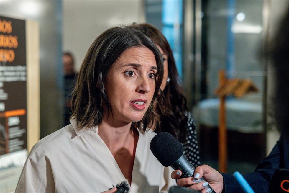 La secretaria política de Podemos y eurodiputada, Irene Montero, atiende a los medios de comunicación a su llegada a la conferencia ‘Bebés robados: memoria, justicia y reparación’ en el Congreso, a 7 de mayo de 2026, en Madrid (España).