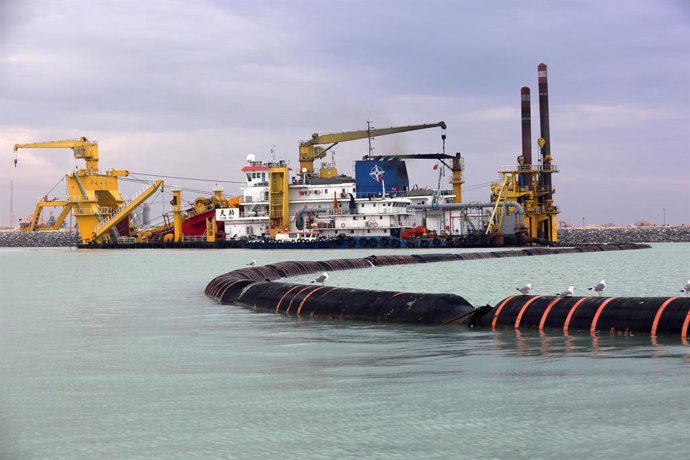 Archivo - Arquivo - BASRA (IRAQUE), 12 de março de 2025  -- Foto tirada em 20 de fevereiro de 2025 mostra a draga de sucção com lâmina chinesa “Tianbai” realizando um projeto de dragagem de um túnel submerso no porto de Khor al-Zubair, em Basra, no Iraque