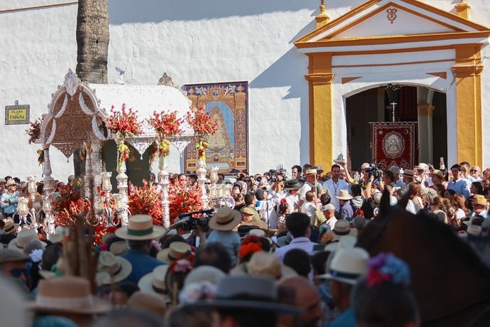 Imagen del paso de hermandades por Villamanrique.