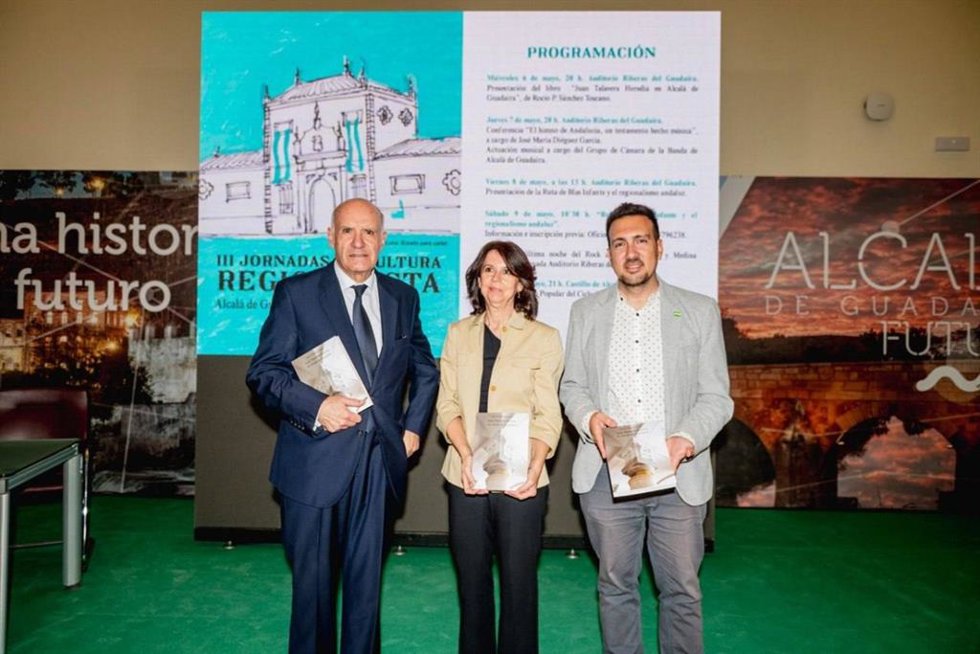 Imagen de la presentación del libro de Rocío P.  Sánchez Toscano, con el título "Juan Talavera Heredia de Alcalá de Guadaíra",