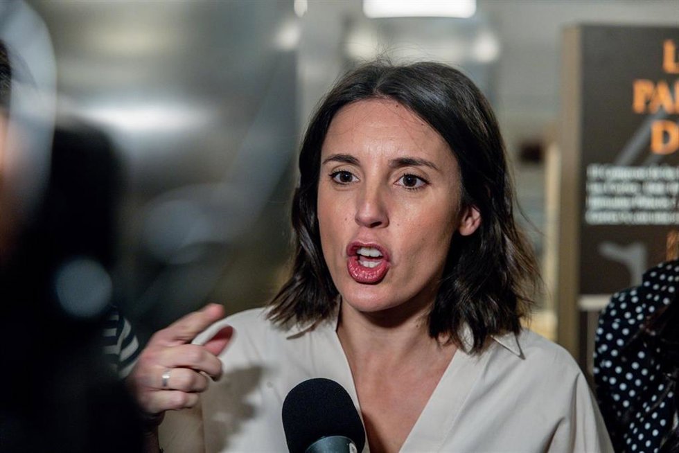 La secretaria política de Podemos y eurodiputada, Irene Montero, atiende a los medios de comunicación a su llegada a la conferencia ‘Bebés robados: memoria, justicia y reparación’ en el Congreso, a 7 de mayo de 2026, en Madrid (España).