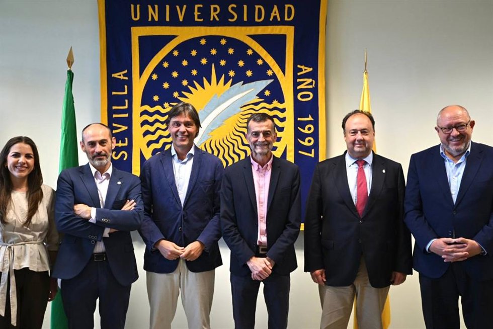 El candidato de Por Andalucía, Antonio Maíllo, junto con el rector de UPO, Paco Oliva; el de la Universidad de Córdoba, Manolo Torralbo; el de la Universidad de Huelva, José Rodríguez; y el de la Universidad de Cádiz, Casimiro Mantell