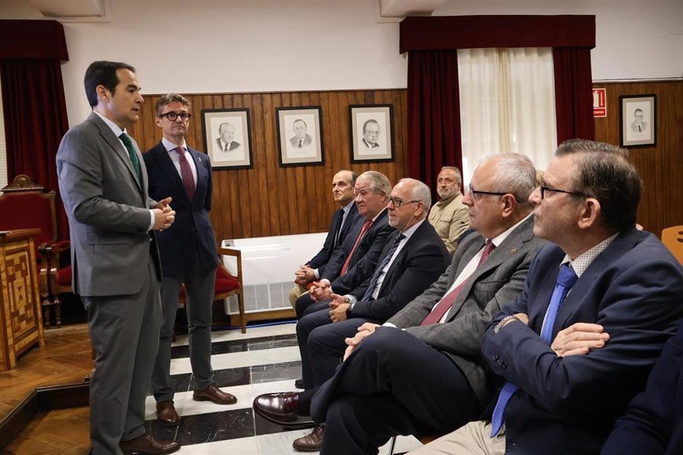 Archivo - El consejero José Antonio Nieto en una reunión con operadores jurídicos de Villacarrillo, el pasado marzo.