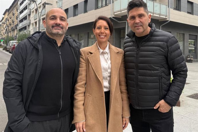 La diputada Azahara Domínguez con los alcaldes Adur Ezenarro y Mikel Serrano