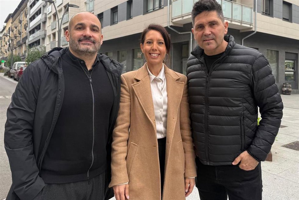 La diputada Azahara Domínguez con los alcaldes Adur Ezenarro y Mikel Serrano