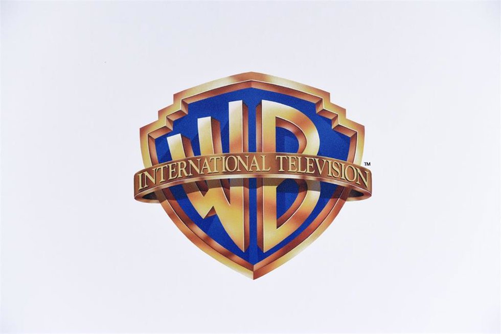 Archivo - FILED - 10 April 2015, Berlin: The logo of the US TV production Warner Bros is pictured in Berlin. Photo: Jens Kalaene/dpa-Zentralbild/dpa