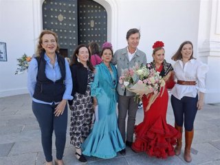 Representantes de Vox acompaña a la Asociación de Amas de Casa a una ofrenda floral a la Virgen del Rocío.