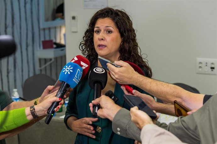 La cabeza de lista de Por Andalucía en Almería al Parlamento andaluz, María Jesús Amate, atiende a los medios antes del debate organizado por la Mesa en Defensa del Ferrocarril de Almería.
