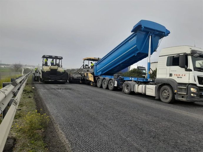 Labores de asfaltado en una carretera autonómica.