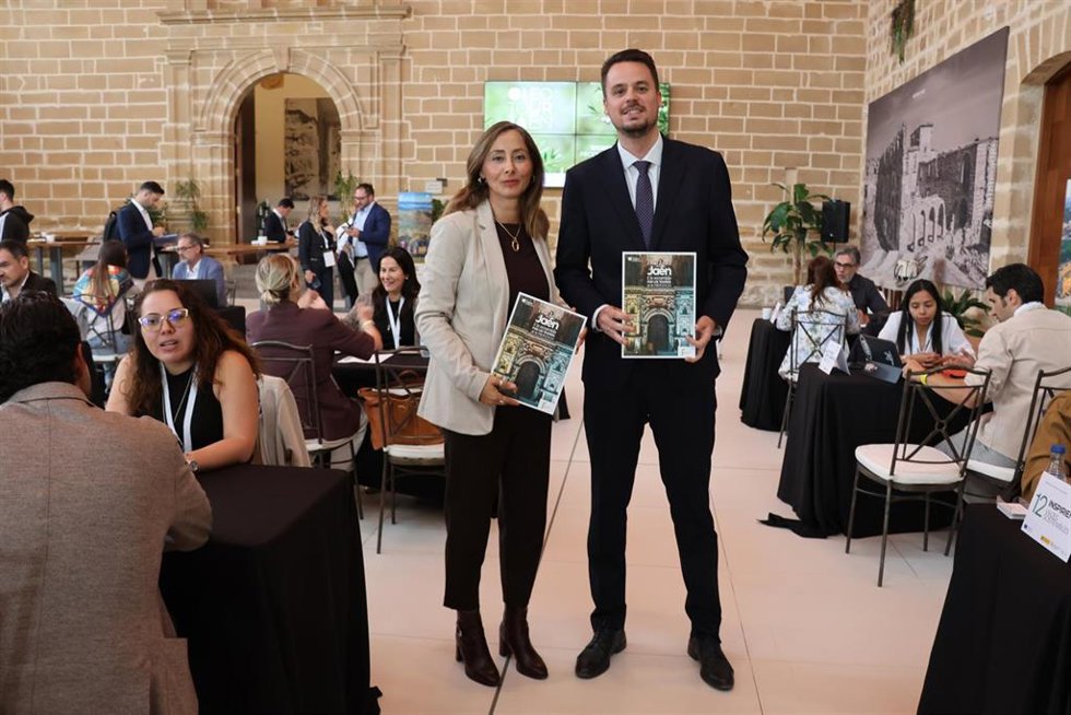 Elena Rodríguez y Francisco Javier Lozano en el encuentro profesional sobre oleoturismo.