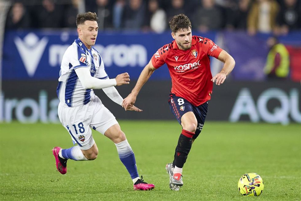 Archivo - El jugador del Levante Iker Losada y el de CA Osasuna Iker Muñoz durante el partido de la primera vuelta.