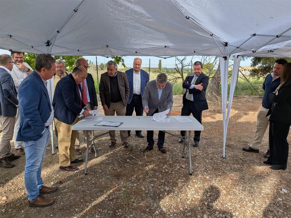 La Junta de Compensación del Plan Parcial Industrial-6 de Córdoba, representada por Miguel Ángel Torrico, y la Unión Temporal de Empresas (UTE) Ferrovial-Rialsa, con el gerente de Andalucía Occidental de Ferrovial, Juan García-Liñán, suscriben el acta.