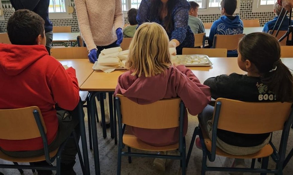 La iniciativa de UPA Granada llevará el aceite de oliva virgen extra de la provincia a los colegios de la provincia.