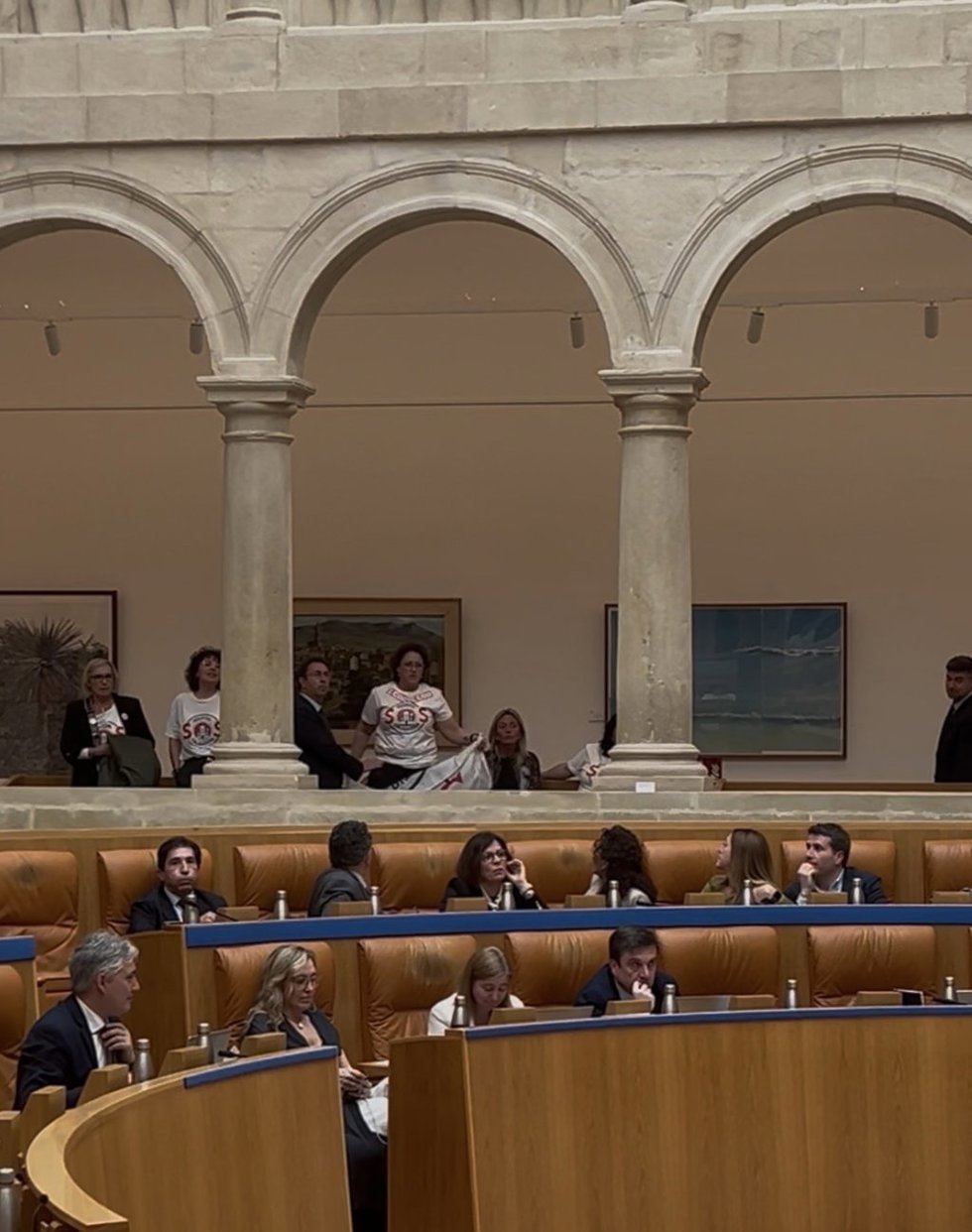 Momento en el que miembros de SOS Calahorra son expulsados del Parlamento de La Rioja