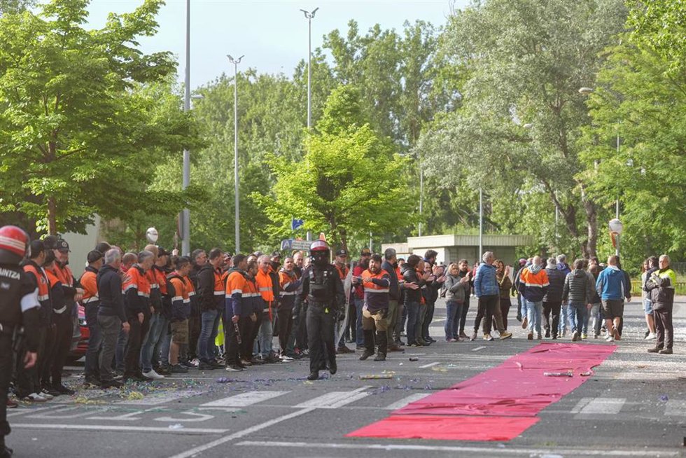 Decenas de trabajadores montan piquetes mientras tiene lugar la Asamblea de Tubos Reunidos