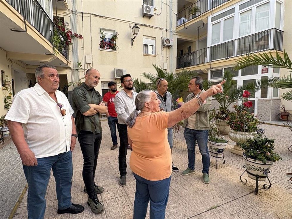 El número dos de Por Andalucía al Parlamento de Andalucía por la provincia de Cádiz, Jorge Rodríguez, con vecinos de Puntales.