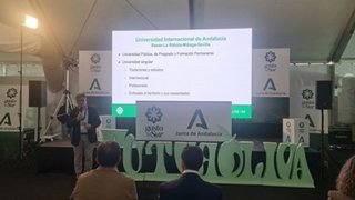 José Manuel Castro persenta la oderta de la UNIA centrada en el sector agroalimentario.