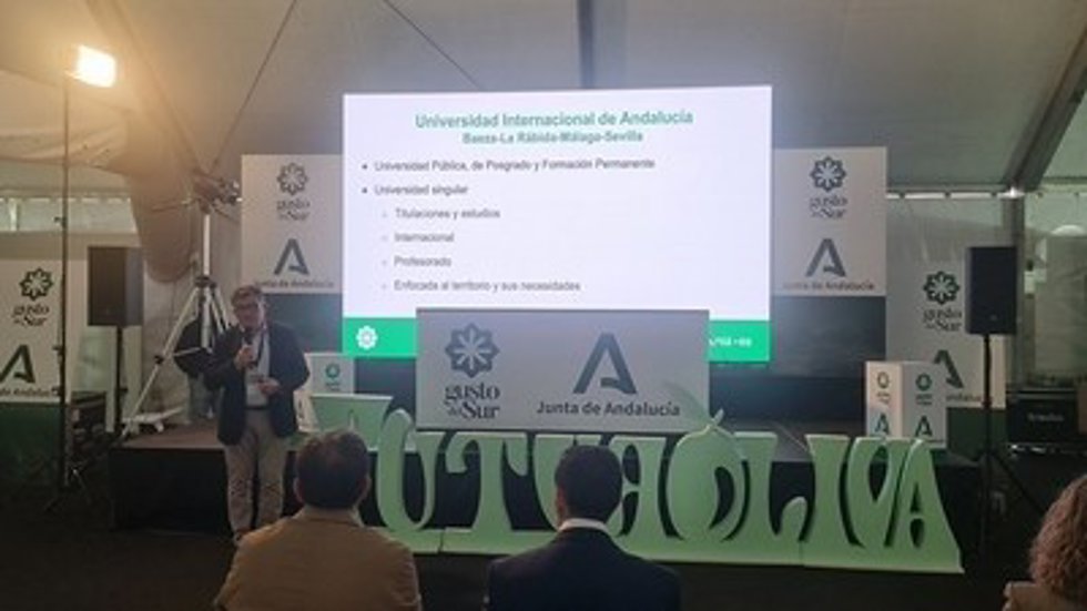 José Manuel Castro persenta la oderta de la UNIA centrada en el sector agroalimentario.