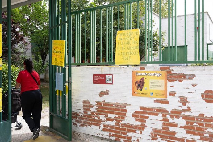 Varios carteles de protesta, en el exterior de una escuela infantil, a 10 de abril de 2026, en Madrid (España). 