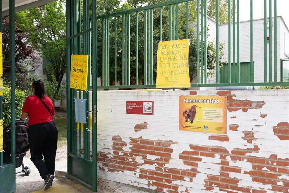Varios carteles de protesta, en el exterior de una escuela infantil, a 10 de abril de 2026, en Madrid (España). 