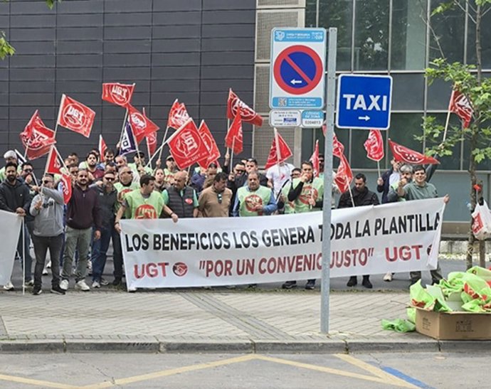 Trabajadores de Exolum se concentran en la Junta para "exigir un convenio colectivo justo y digno"
