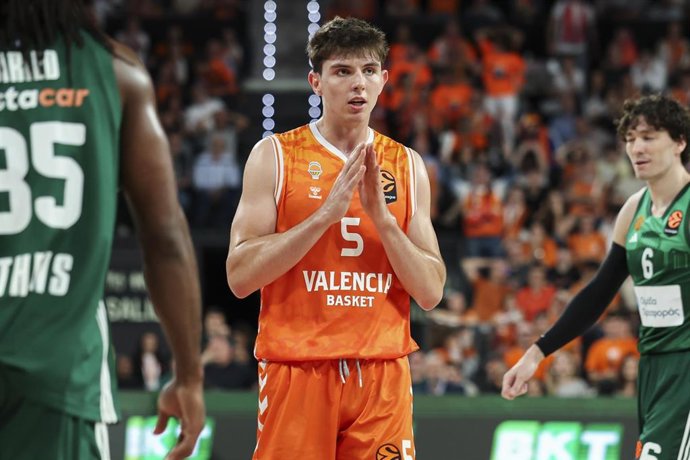 Sergio de Larrea, del Valencia Basket, durante el segundo partido del 'Play-off' de la Euroliga ante el Panathinaikos en el Roig Arena de València