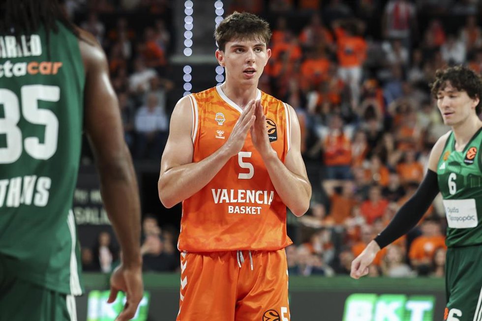 Sergio de Larrea, del Valencia Basket, durante el segundo partido del 'Play-off' de la Euroliga ante el Panathinaikos en el Roig Arena de València