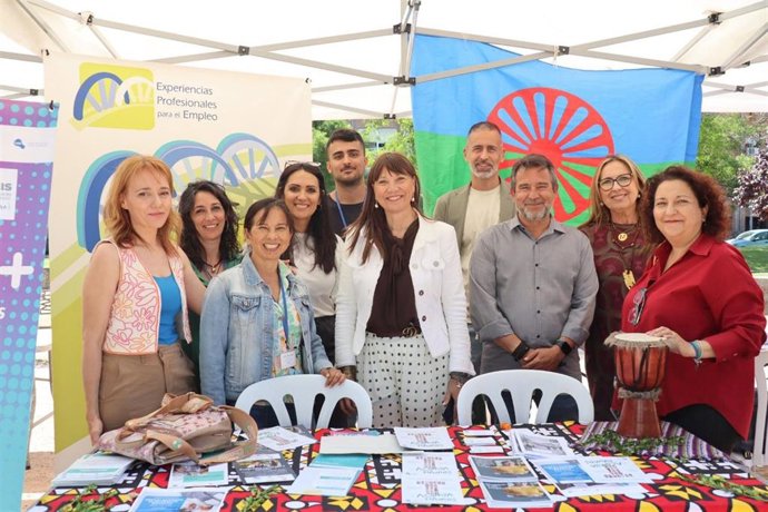 Victoria Fernández (centro), durante su visita al barrio de Moreras.