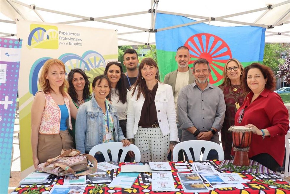 Victoria Fernández (centro), durante su visita al barrio de Moreras.