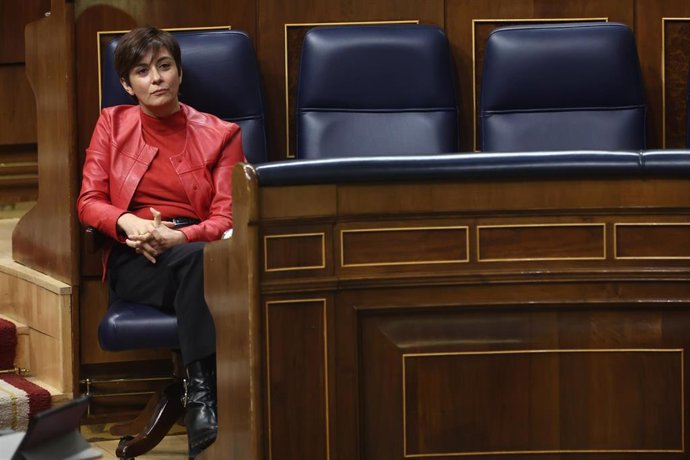 Archivo - La ministra Portavoz, Isabel Rodríguez, durante una sesión plenaria.