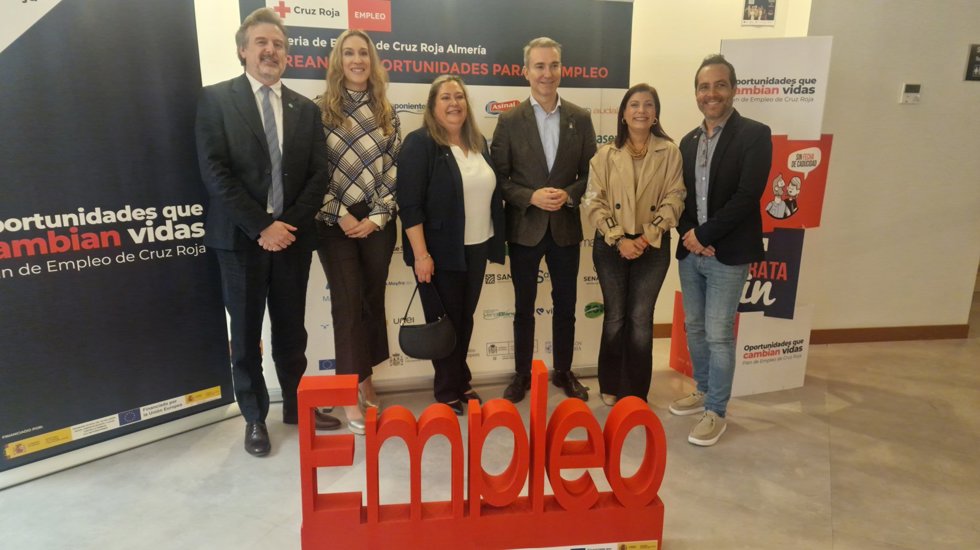 Representantes institucionales y de Cruz Roja Almería durante la II Feria Provincial de Empleo, celebrada en el Hotel Vértice Indalo de la capital.